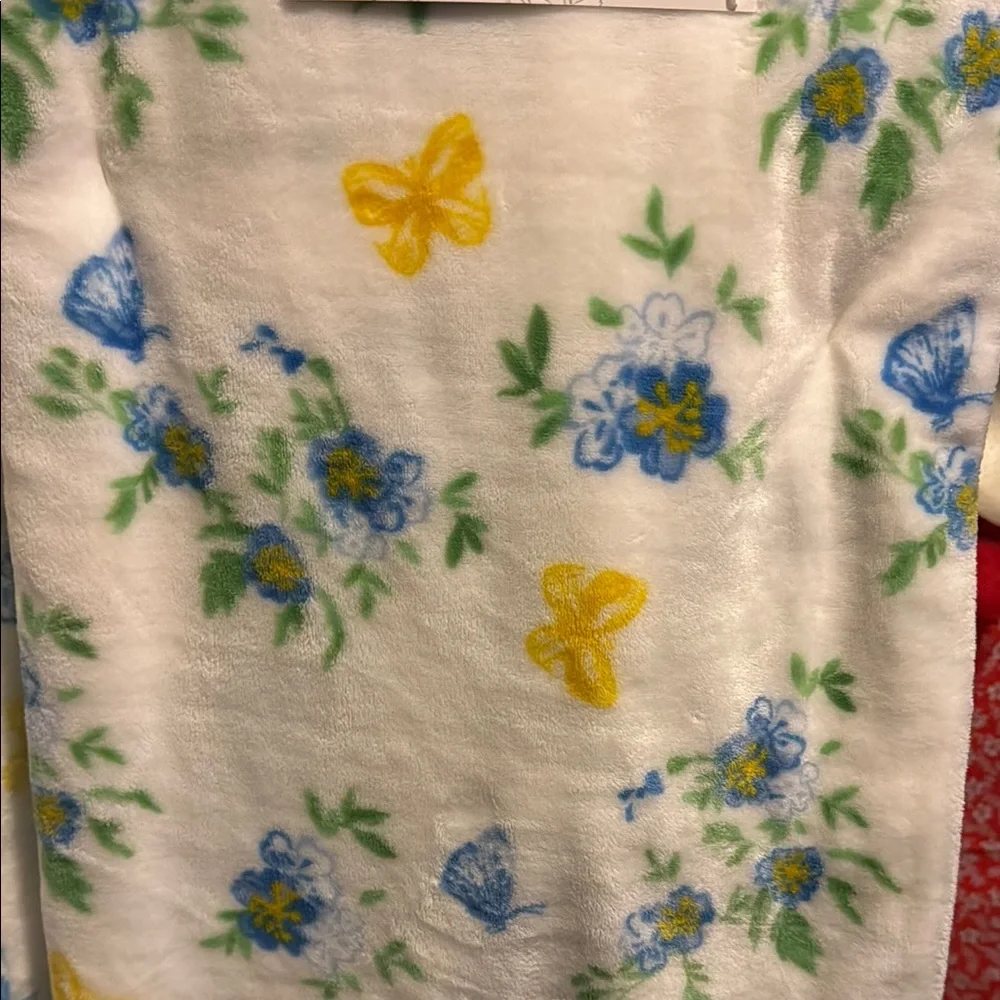 Willow Grove Cozy Plush Throw Blanket - Floral